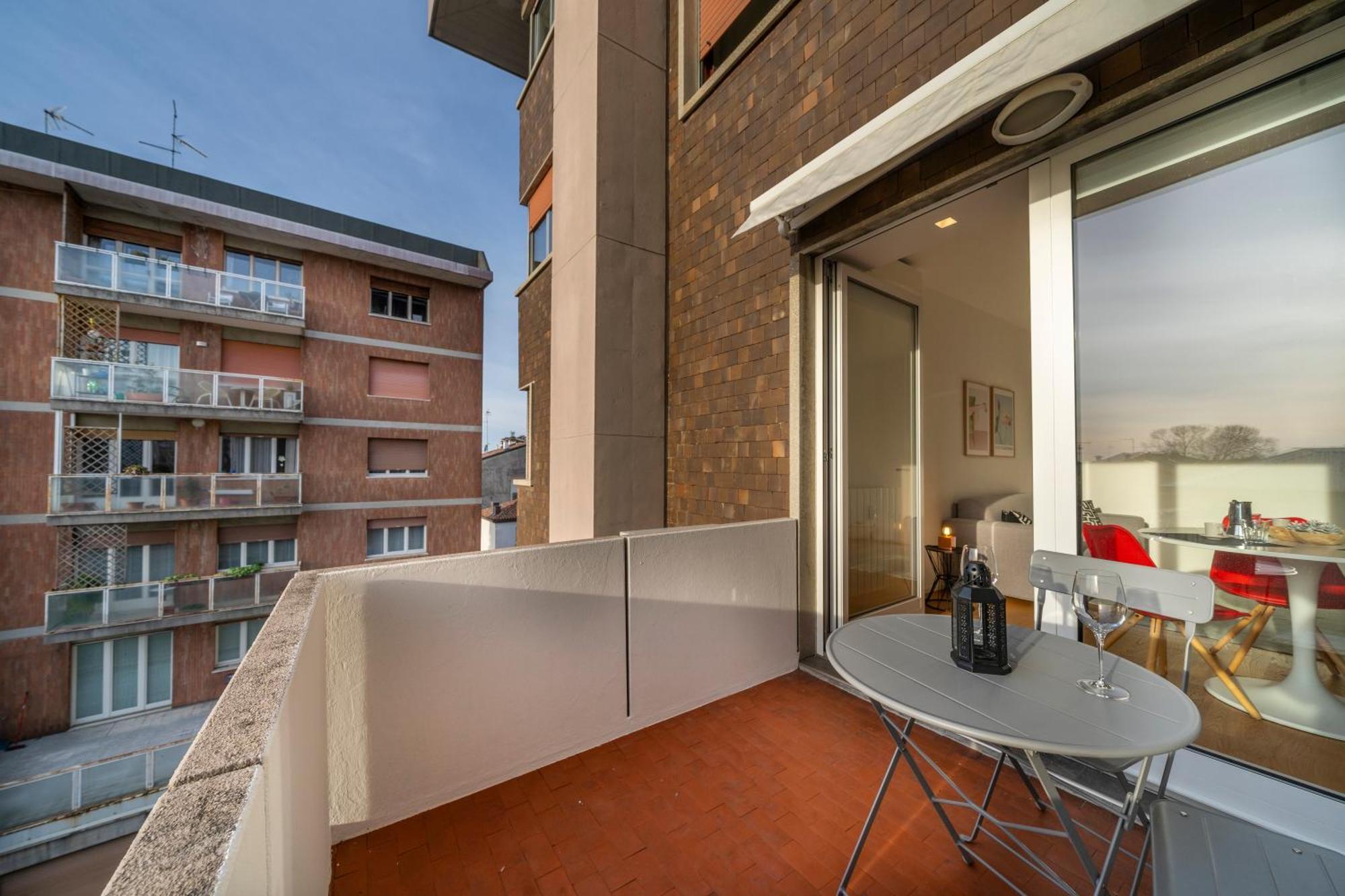 Cozy & Bright Apartment - W/ Balcony Udine Ngoại thất bức ảnh